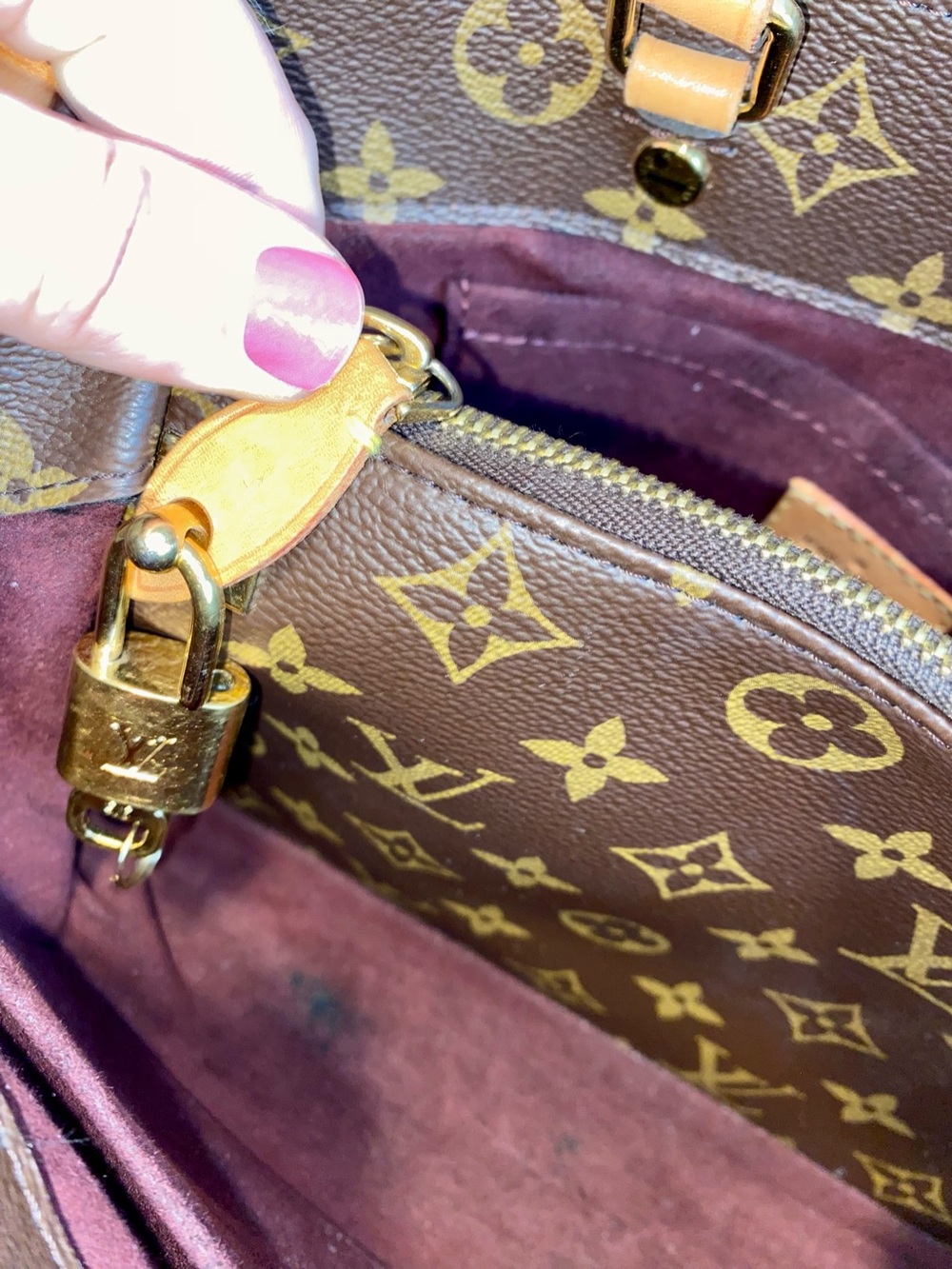 Louis Vuitton | Monogram Montaigne MM Handbag w LV Strap, Lock & Key & Dust Bag - Picture 12 of 16